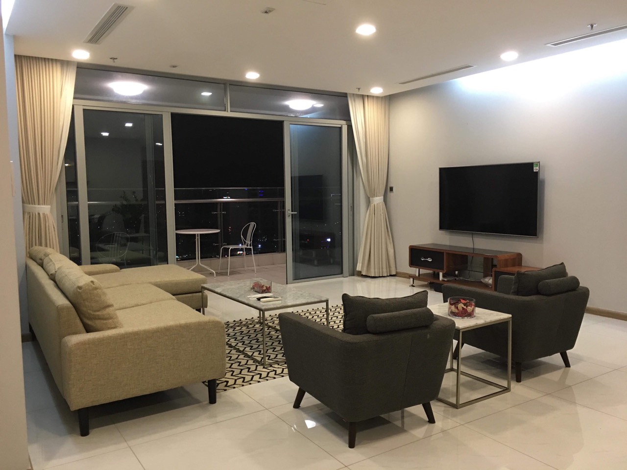 Cho thuê căn 4PN tòa Park 3 Vinhomes Central Park. Giá 2800$/tháng. Lh: 0789625847